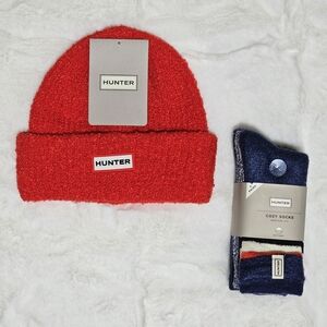 BUNDLE Hunter Hat Beanie Red Texture Cuffed & Hunter Socks Blue Multi 4 Pairs